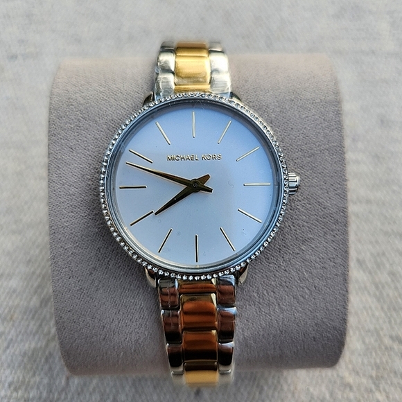 Michael Kors Gift Set - Picture 4 of 14